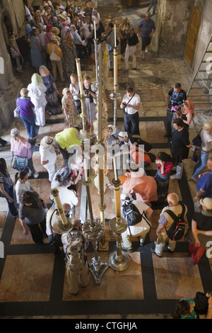 Fromme Pilger und Touristen rund um den Stein der Salbung in der Kirche des Heiligen Grabes, Jerusalem, Israel Stockfoto