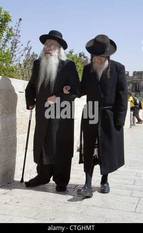 Orthodoxe Juden, die zu Fuß zur Klagemauer in der alten Stadt von Jerusalem, Israel Stockfoto