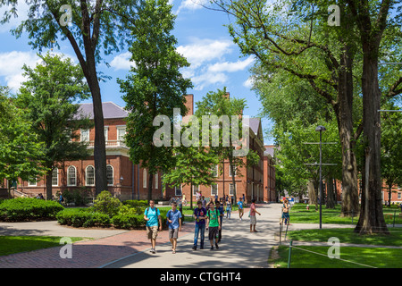 Studenten und Besucher im "Alten Hof" des Harvard Yard, Harvard University, Cambridge, Boston, Massachusetts, USA Stockfoto