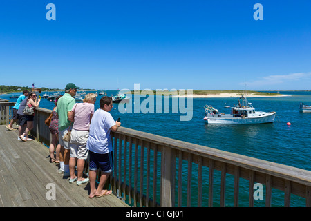 Touristen auf der Terrasse mit Blick auf den Fischerhafen in Chatham, Cape Cod, Massachusetts, USA Stockfoto