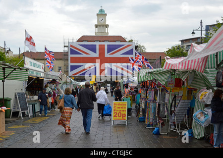 Romford Marktplatz dominiert von großen Union Jack-Flagge im Ort für Queens Jubilee und die 2012 Olympischen Feierlichkeiten an regnerischen Tag Stockfoto