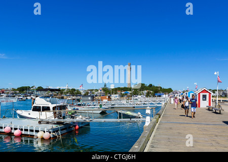 Der Hafen in Provincetown mit dem Pilgrim Monument-Turm in der Ferne, Cape Cod, Massachusetts, USA Stockfoto