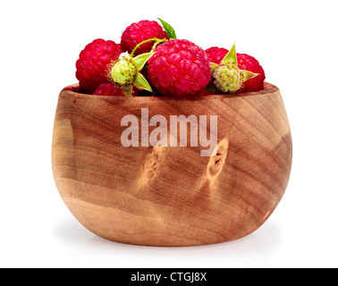 Himbeere liegen eine Handvoll auf einem Beeren im traditionellen finnischen Birken-Cup, isoliert auf weißem Hintergrund. Stockfoto