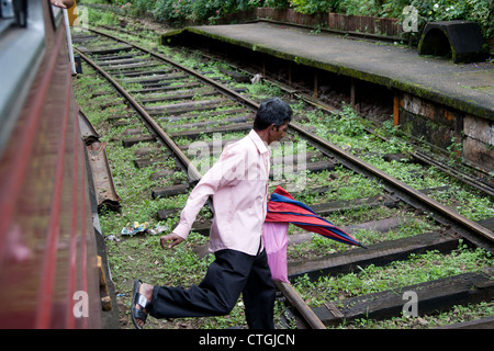 Mann immer aus Zug in Sri Lanka Stockfoto