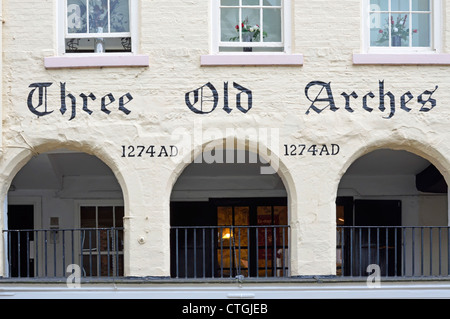 Chester Zeilen überdachte shopping Gehwege im 1. Stock Pegel jenseits von 1274 alte Drei alten Bögen gesehen aufgeführten shopfront Gebäude Chester Cheshire UK Stockfoto