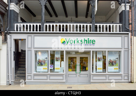 Die Niederlassungen der Yorkshire Building Society in der City of Chester Historical Rows bedeckten Einkaufswege im 1. Stock über Cheshire England UK Stockfoto