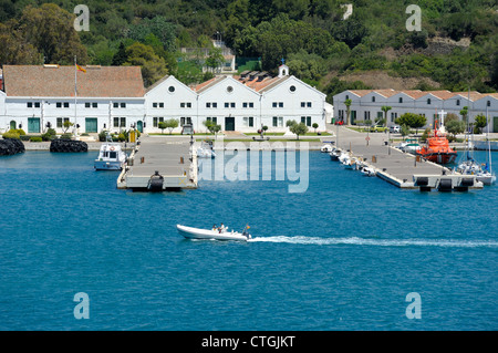 mit dem Schnellboot, vorbei an der alten naval base Mahon Menorca Spanien Stockfoto