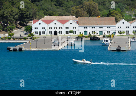 mit dem Schnellboot, vorbei an der alten naval base Mahon Menorca Spanien Stockfoto