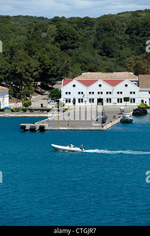 mit dem Schnellboot, vorbei an der alten naval base Mahon Menorca Spanien Stockfoto