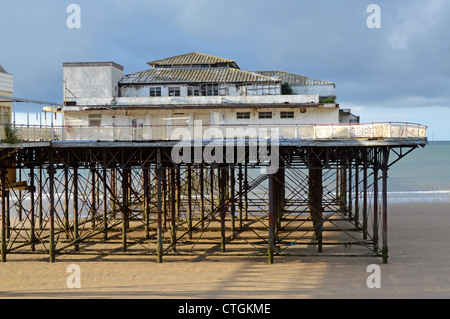 Die verfallenden Victoria Pier am Strand von Colwyn Bay Stockfoto