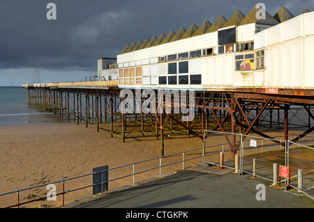 Die verfallenden Victoria Pier am Strand von Colwyn Bay Stockfoto