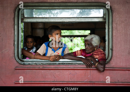 Schauen Sie alte und junge, aus dem Fenster des Zuges in Sri Lanka. Stockfoto