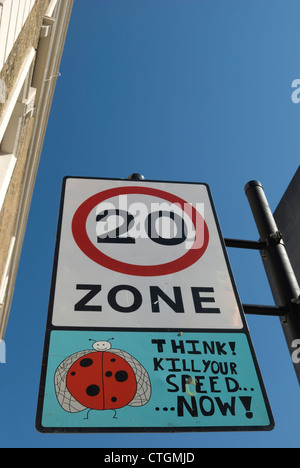 Verkehrsschild unter Angabe einer 20 km/h-Zone, Hammersmith, London, england Stockfoto