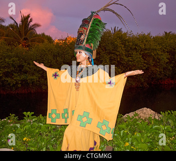 Frau in traditioneller Kleidung porträtiert ein Assistent zu einem hohen Maya-Priester, Riviera Maya, Yucatan, Mexiko Stockfoto