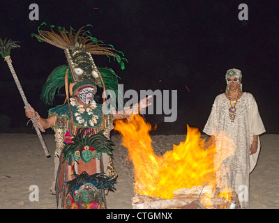 Traditionelle Zeremonie von Maya-Priester am Strand von Tres Rios Hotel in Rivera Maya, Yucatan, Mexiko Stockfoto