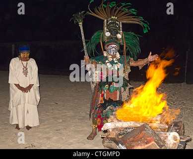 Traditionelle Zeremonie von Maya-Priester am Strand von Tres Rios Hotel in Rivera Maya, Yucatan, Mexiko Stockfoto