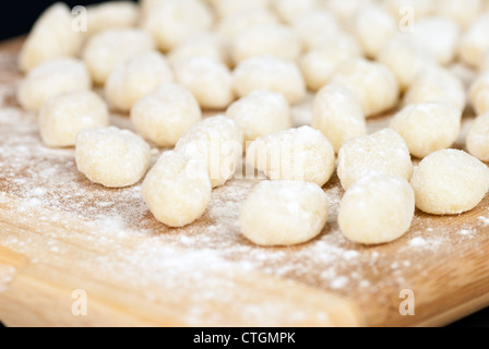 Nahaufnahme von einem Koch frisch anzeigen vorbereitet Gnocchi auf einem Bambus-Schneidebrett. Stockfoto