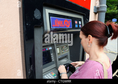 weibliche mit Link Geldautomat mit free cash Auszahlungen Matlock England uk Stockfoto