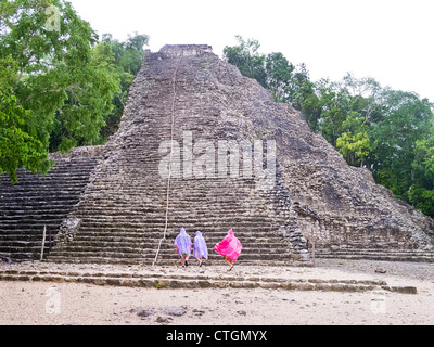 In Regenmäntel erklommen Nohoch Muul, einem Maya-Tempel in Coba, Mexiko Stockfoto