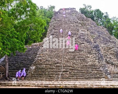 In Regenmäntel erklommen Nohoch Muul, einem Maya-Tempel in Coba, Mexiko Stockfoto