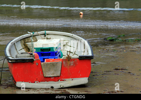 Kleines Ruderboot sitzen an einem Strand bei Ebbe Stockfoto