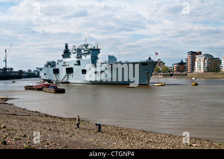 Großbritanniens größte Kriegsschiff HMS Ocean in Greenwich von dort überwachen und schützen London während der Olympiade festgemacht. Stockfoto