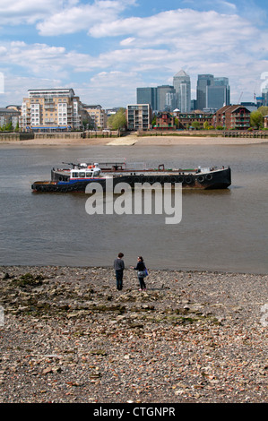 Skyline von London Canary Wharf, eine Wirtschafts- und Finanzzentrum, betrachtet von Greenwich über Themse bei Ebbe. Stockfoto