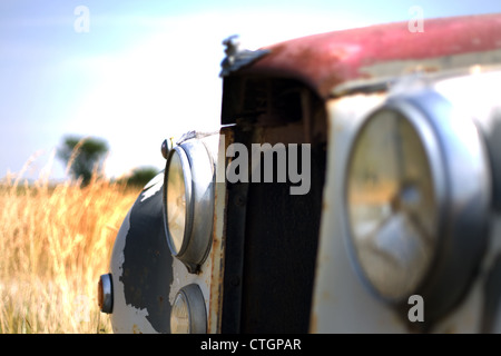 Kincardine Ontario, Kanada - 14. Juli 2012. Ein 1952 Jaguar Mark VII sitzt in einem Bauern Feld in Südwest-Ontario, Kanada. Stockfoto