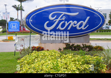 Stuart Florida, Federal Highway, US 1 One, Ford, Honda, Schilder, konkurrierende Händler, Händler, neue Gebrauchtwagen, Importe vs. Inländische Marken, Besucher reisen Stockfoto