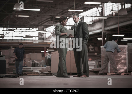 Schwarzen Geschäftsleute im Lager Stockfoto