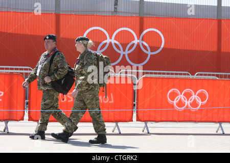 Britische Militärangehörige fungieren als Wachpersonal im Olympia-Park, für die London Olympischen Spiele 2012 in Stratford, London. Stockfoto