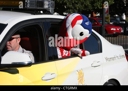 Die offizielle London 2012 Olympische Maskottchen Wenlock in einem Dienstwagen während der Fackellauf. Stockfoto