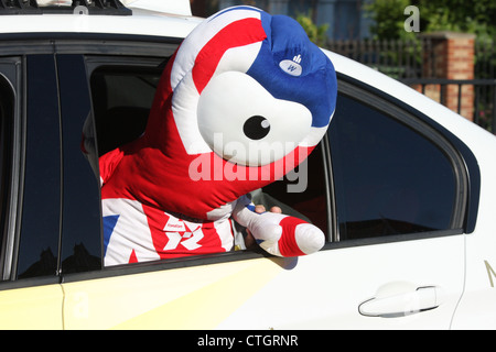 Die offizielle London 2012 Olympische Maskottchen Wenlock in einem Dienstwagen während der Fackellauf. Stockfoto