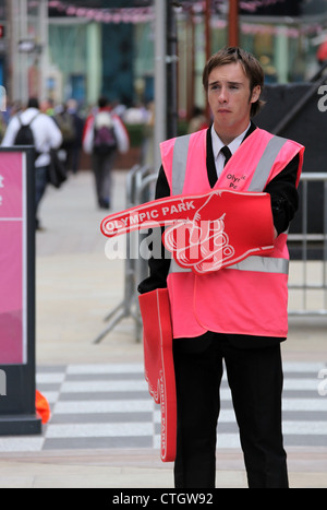 Menschliche Wegweiser am Einkaufszentrum Westfield Stratford City zeigt zum Olympiapark Stockfoto