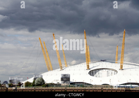 Wanderer auf der zentralen Plattform während ihrer Expedition in the O2 Dach Stockfoto