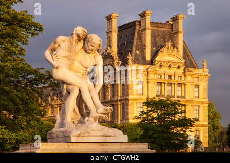 Gute Samariter Statue in Jardin des Tuileries mit Musée du Louvre, Paris, Frankreich Stockfoto