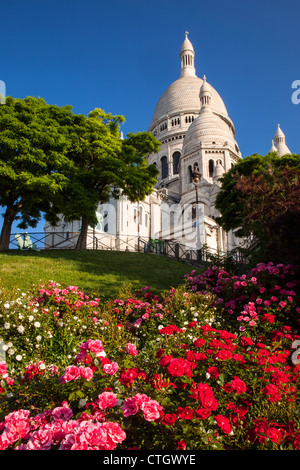 Blumen in einem Garten unter Basilique du Sacre Coeur, Montmartre, Paris Frankreich Stockfoto