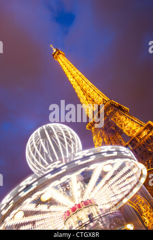 Karussell unter dem Eiffelturm in der Dämmerung, Paris Frankreich Stockfoto