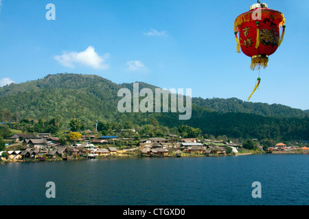 Blick über See und Dorf Mae Aw (Ban Rak Thai) Dorf, Mae Hong Son Provinz, Thailand Stockfoto