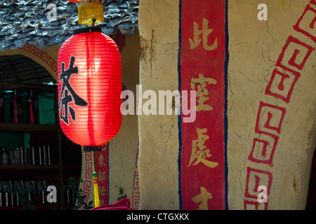 Laterne und chinesische Schrift, Mae Aw (Ban Rak Thai) Dorf, Mae Hong Son Provinz, Thailand Stockfoto