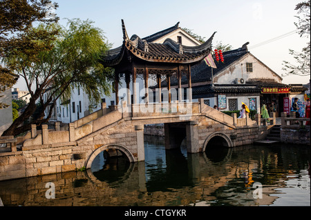 Alte Brücke in Suzhou Mudu in der Abenddämmerung, China Stockfoto