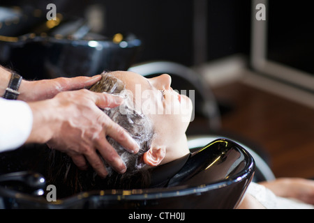 Frau, die ihre Haare gewaschen im salon Stockfoto