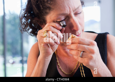 Kaukasische Frau betrachten Schmuck bei Juwelier Stockfoto