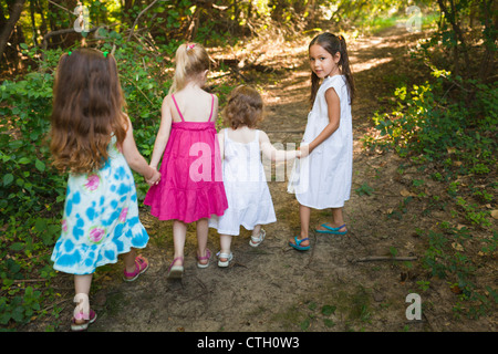 Kaukasische Mädchen zu Fuß auf Waldweg Stockfoto