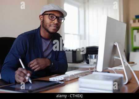 Schwarze Designer arbeiten am Schreibtisch Stockfoto