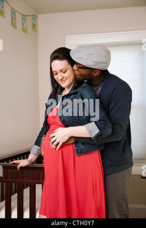 Mann umarmt schwangere Frau Stockfoto