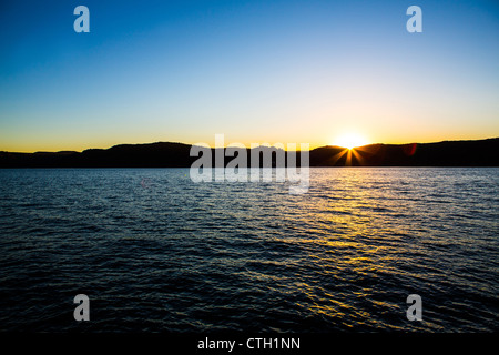 Sonnenuntergänge über den Hügeln oberhalb von Pittwater. Stockfoto