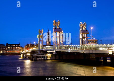 Die Niederlande, Kampen, Skyline in der Morgendämmerung. Brücke über den Fluss Ijssel. Hochwasser. Stockfoto