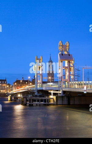 Die Niederlande, Kampen, Skyline in der Morgendämmerung. Brücke über den Fluss Ijssel. Hochwasser. Stockfoto