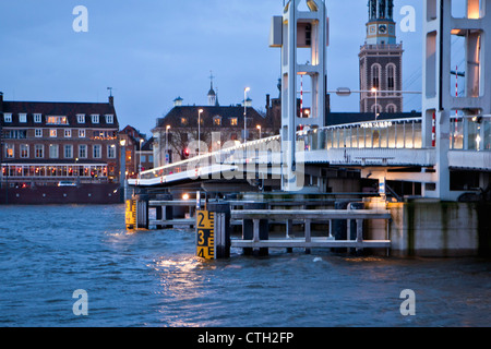 Die Niederlande, Kampen, Skyline in der Morgendämmerung. Brücke über den Fluss Ijssel. Hochwasser. Stockfoto